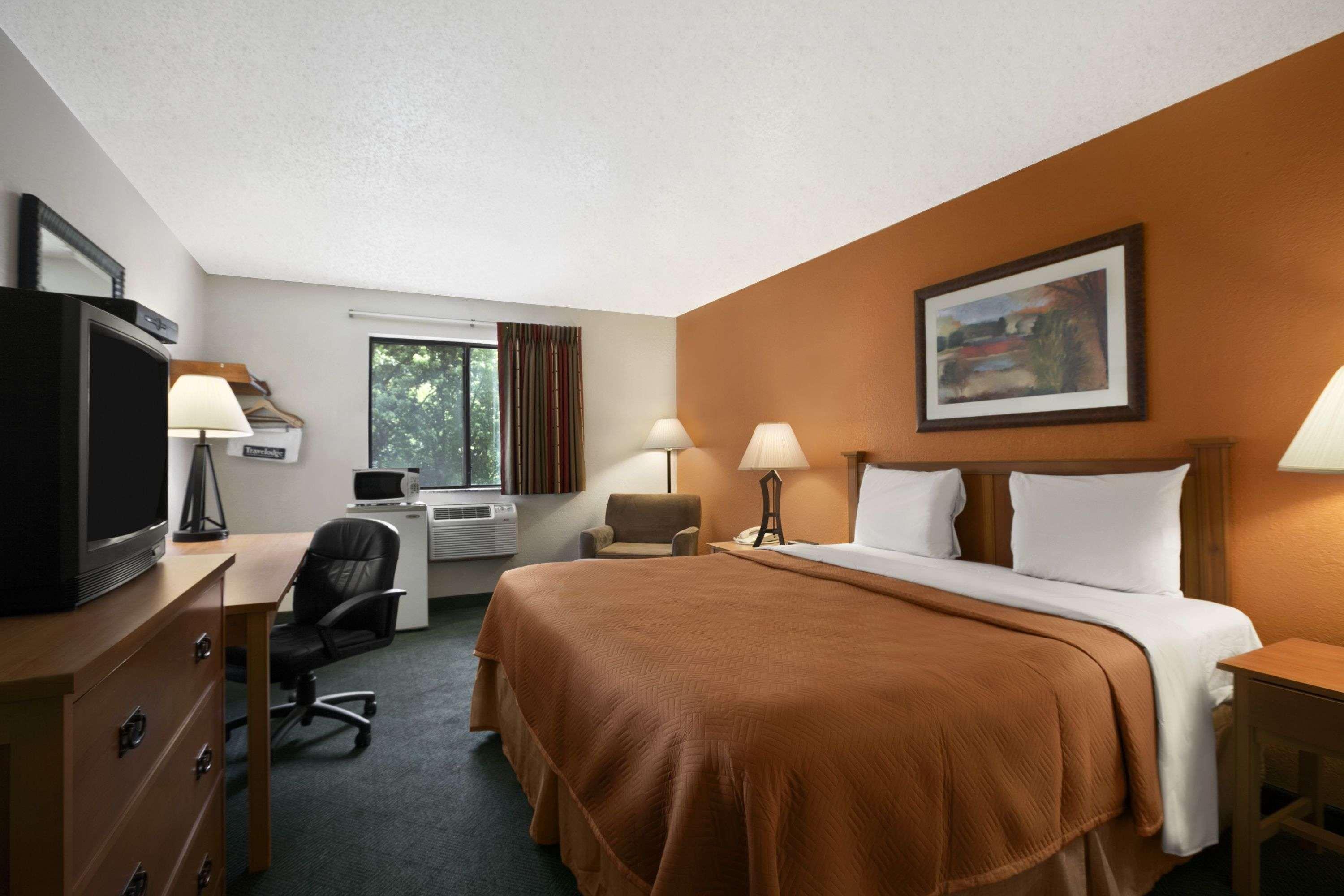 Travelodge By Wyndham Muskegon Exterior photo