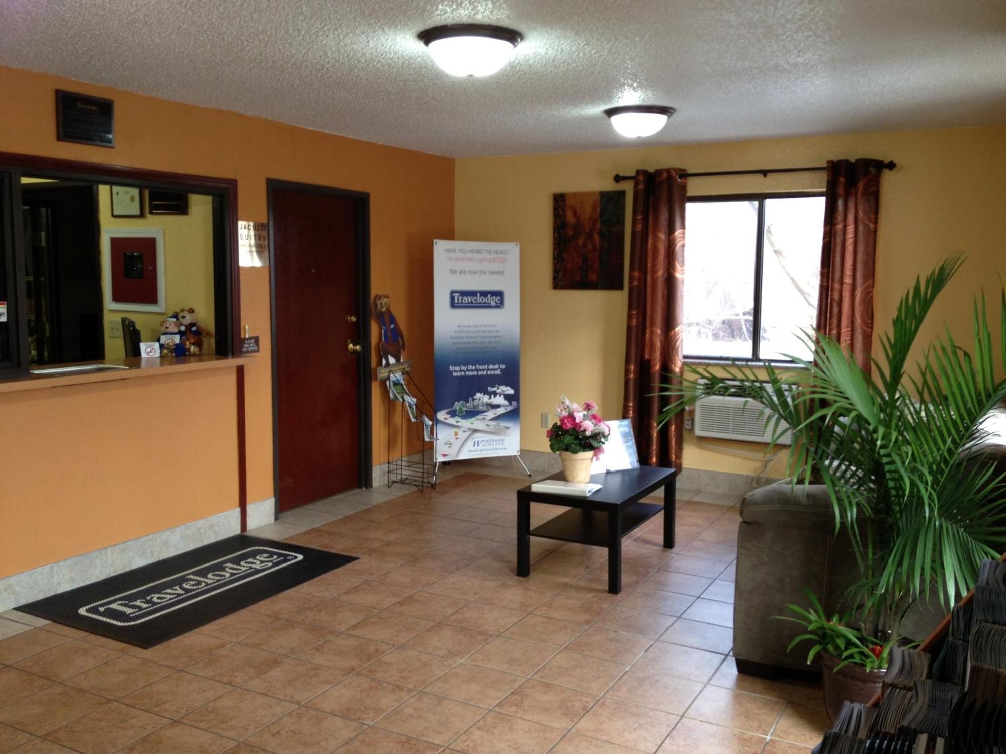Travelodge By Wyndham Muskegon Exterior photo