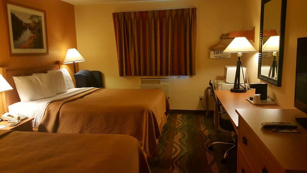 Travelodge By Wyndham Muskegon Exterior photo