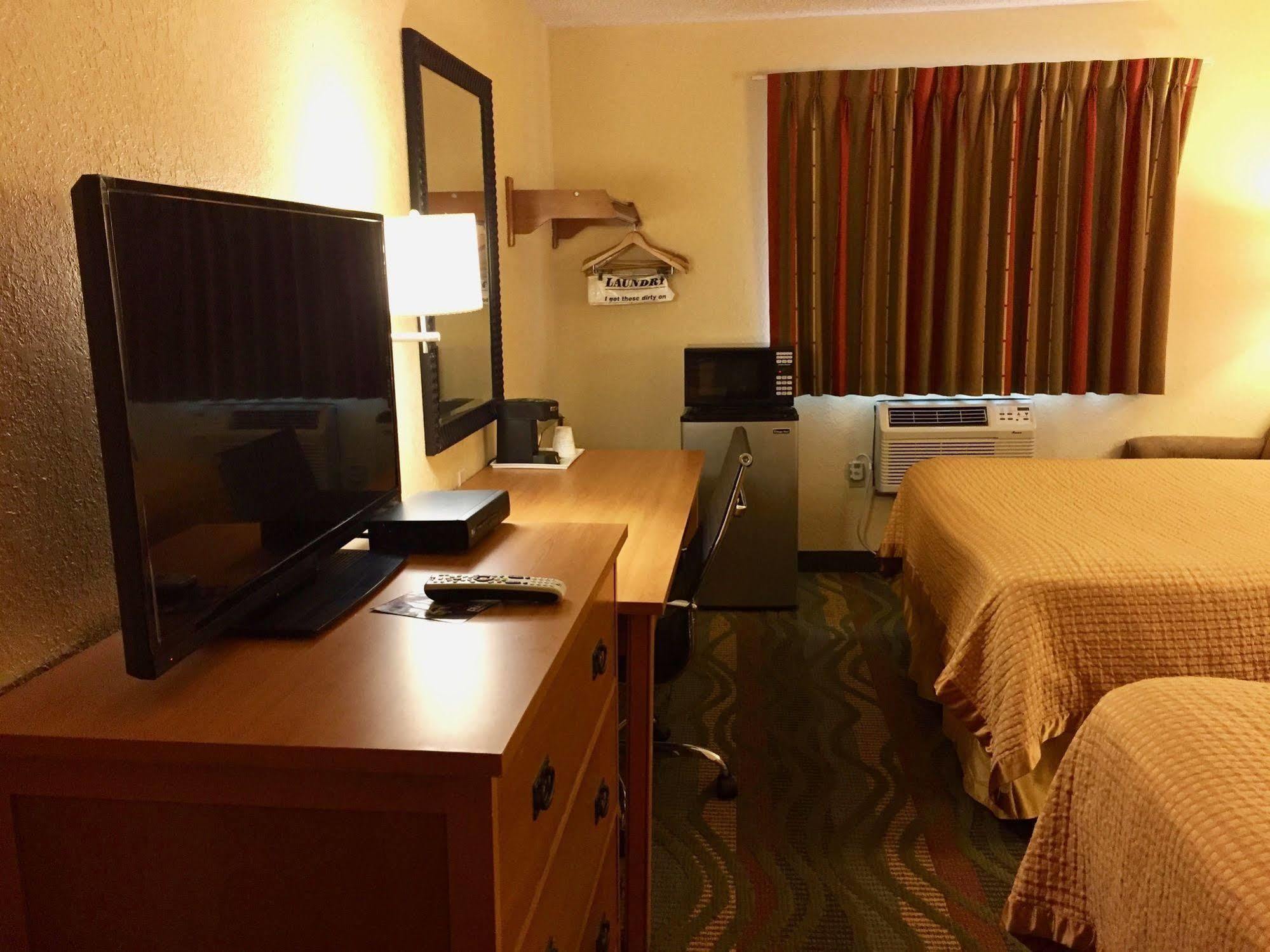 Travelodge By Wyndham Muskegon Exterior photo