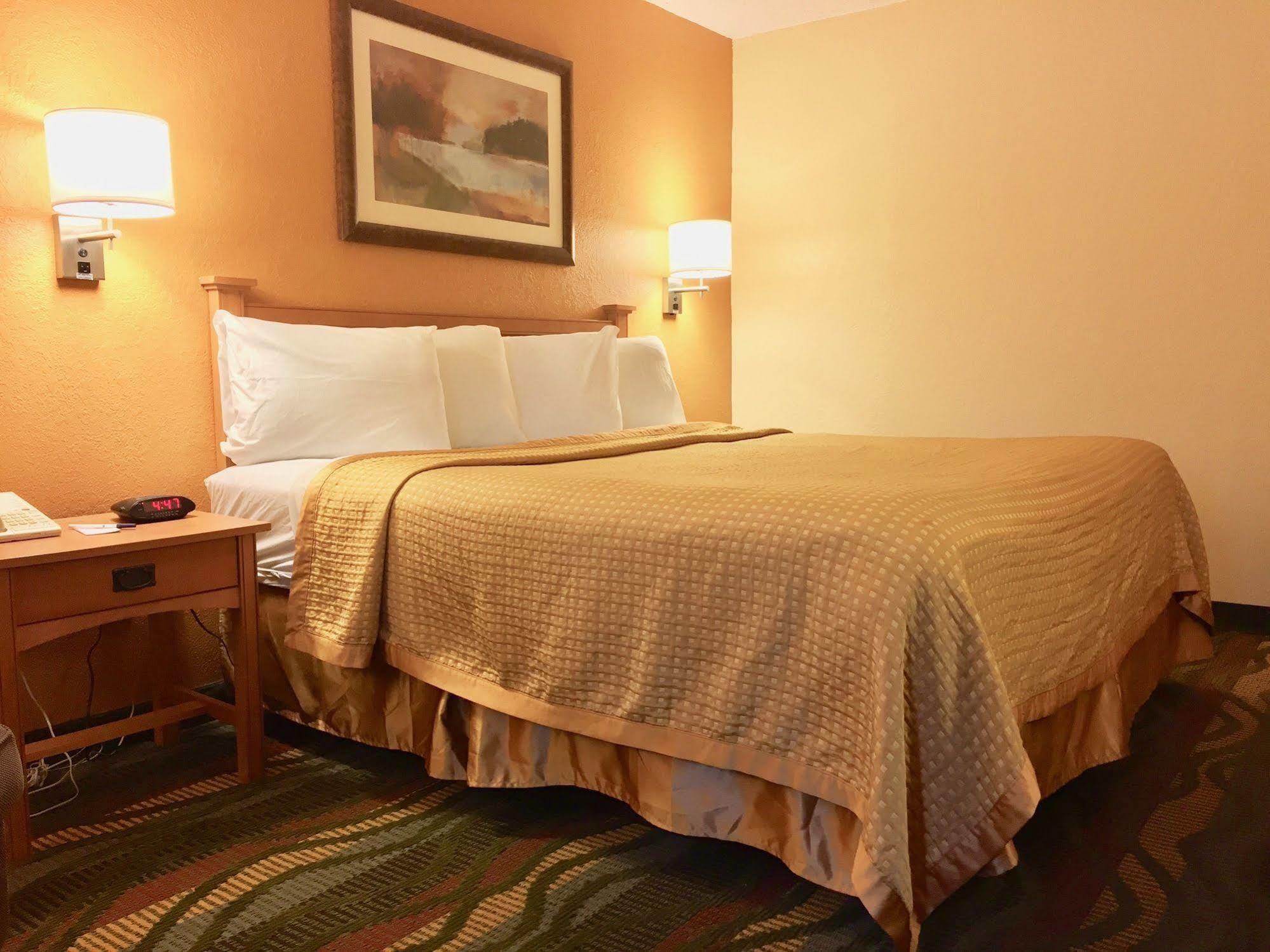 Travelodge By Wyndham Muskegon Exterior photo