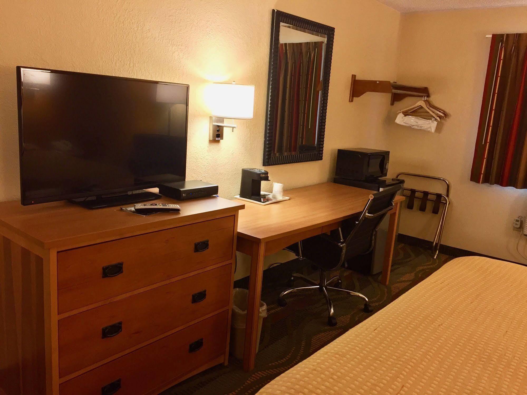 Travelodge By Wyndham Muskegon Exterior photo