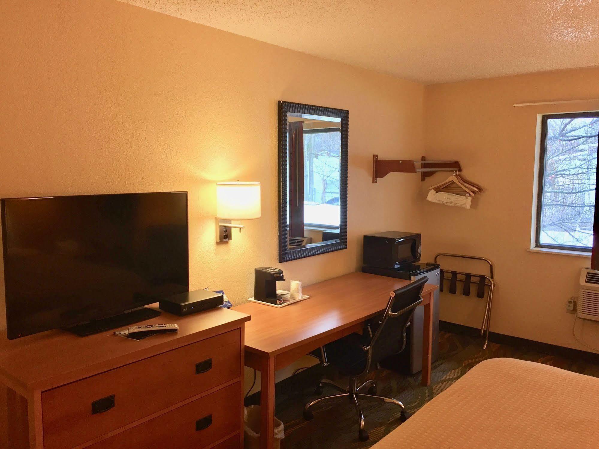 Travelodge By Wyndham Muskegon Exterior photo